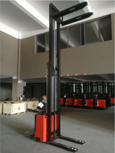 Gerbeur électrique SMITH avec plateforme 1500 kg 260 cm