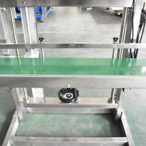 Soudeuse à bande AS600F : table convoyeur et manivelle de réglage de la hauteur