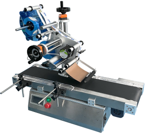 Étiqueteuse T160LB appliquant une étiquette sur une boîte plate